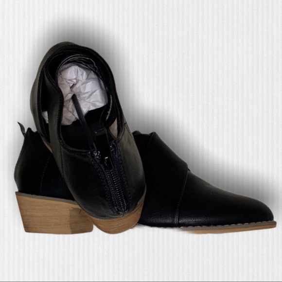 ⥈S O L D⥈ NEW CUTE Criss Cross Flats - Picture 5 of 7